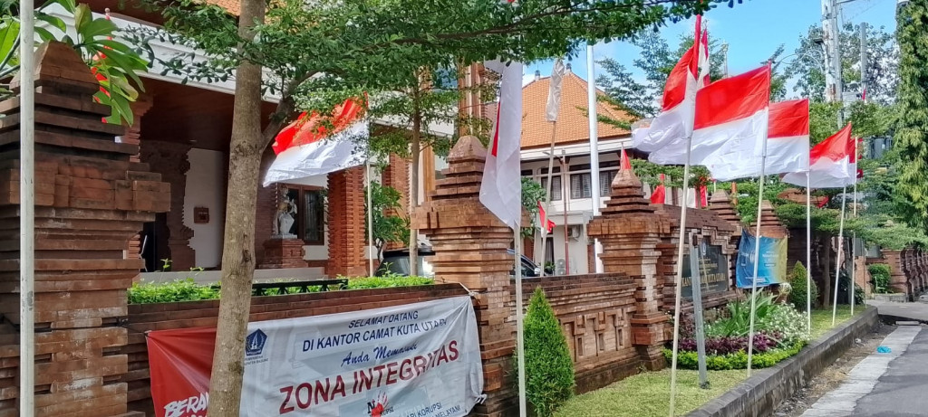 Pemasangan Atribut Merah Putih Menyambut HUT RI Ke 80